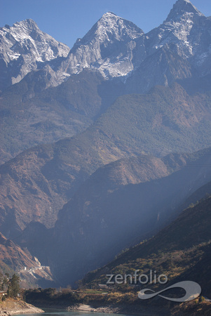 looming gorge